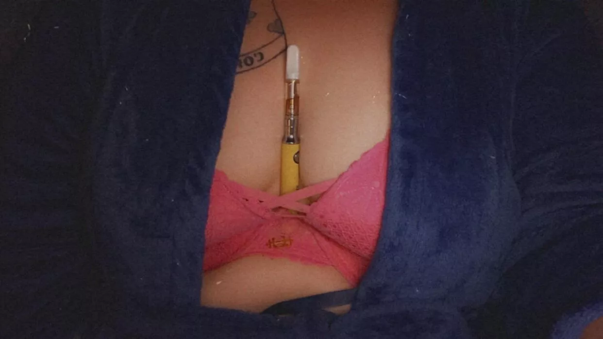 Want a hit? It’s Apple [F]ritter flavor 💕💨