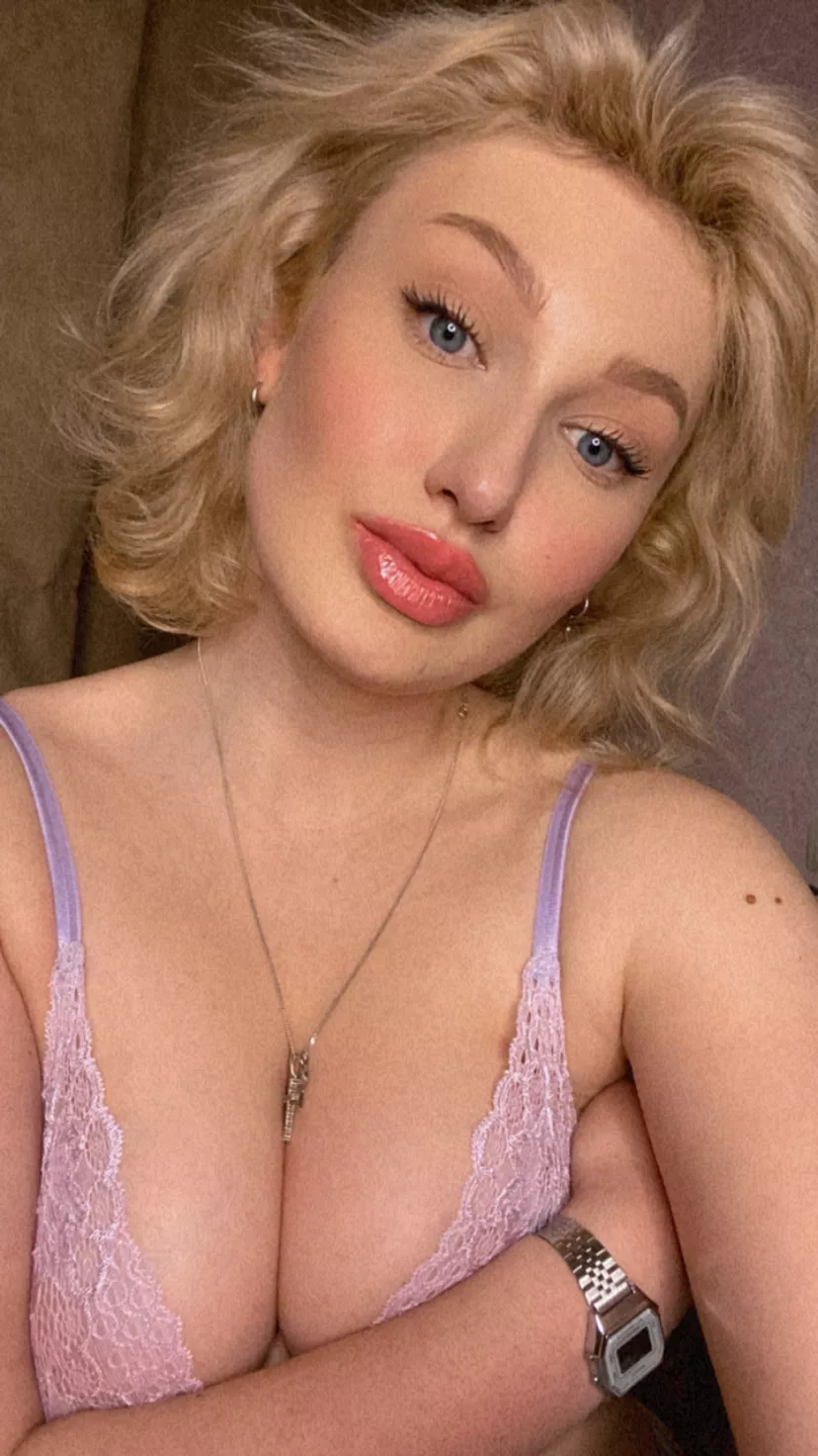 Want to milk my slutty bubbles?🤤 my link here 👇🏻