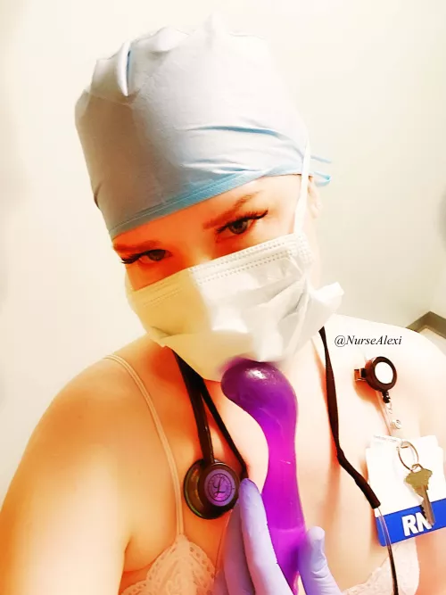 Want to see what I do with this while on my lunch break? Come watch and cum with me🩺💉🧤😈😇👅