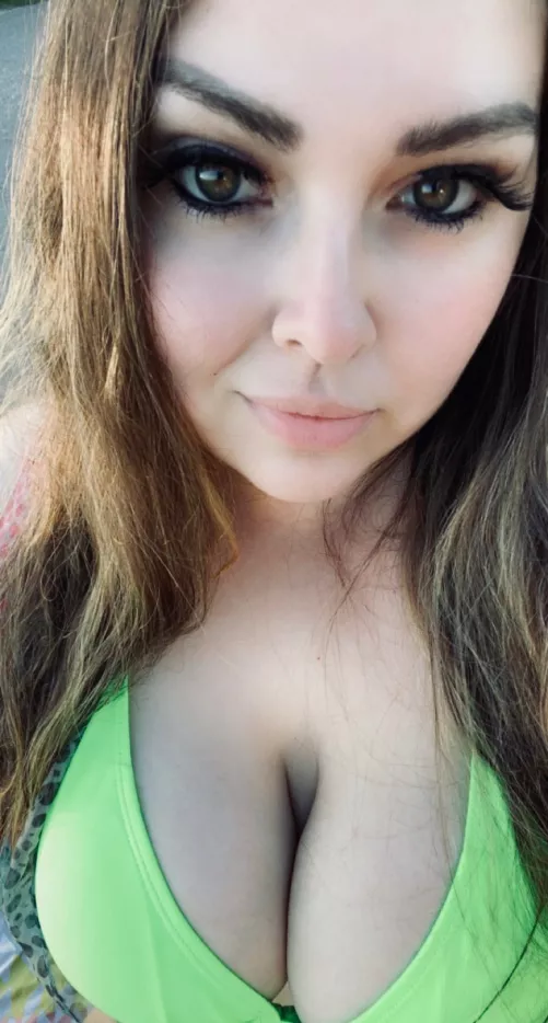 Wearing my new bikini to start the summer right 🤩