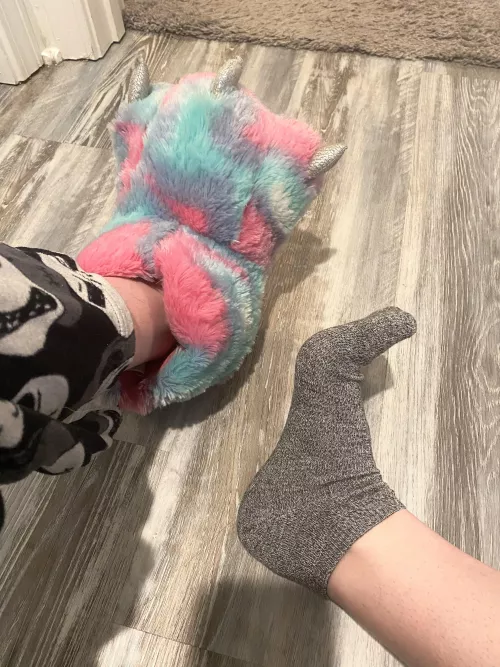 Wearing these cute, thick house shoes today to get these socks extra sweaty😉💦👅