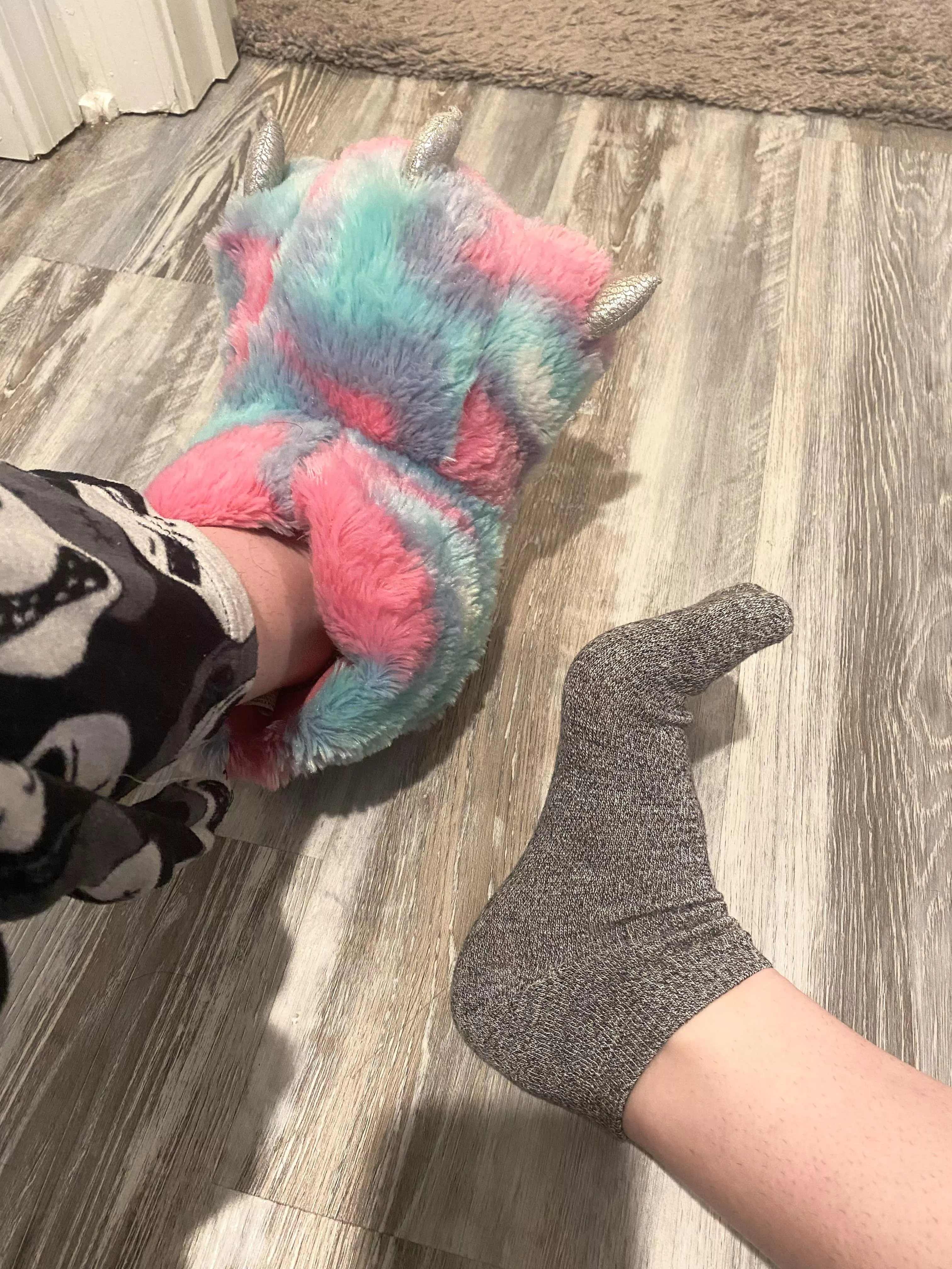 Wearing these cute, thick house shoes today to get these socks extra sweaty😉💦👅