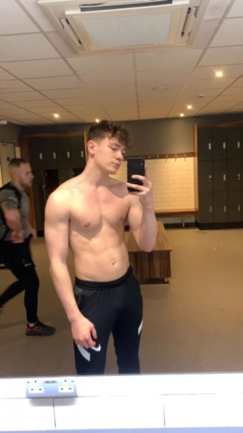 Wearing these joggers at the gym because they show my bulge 😉