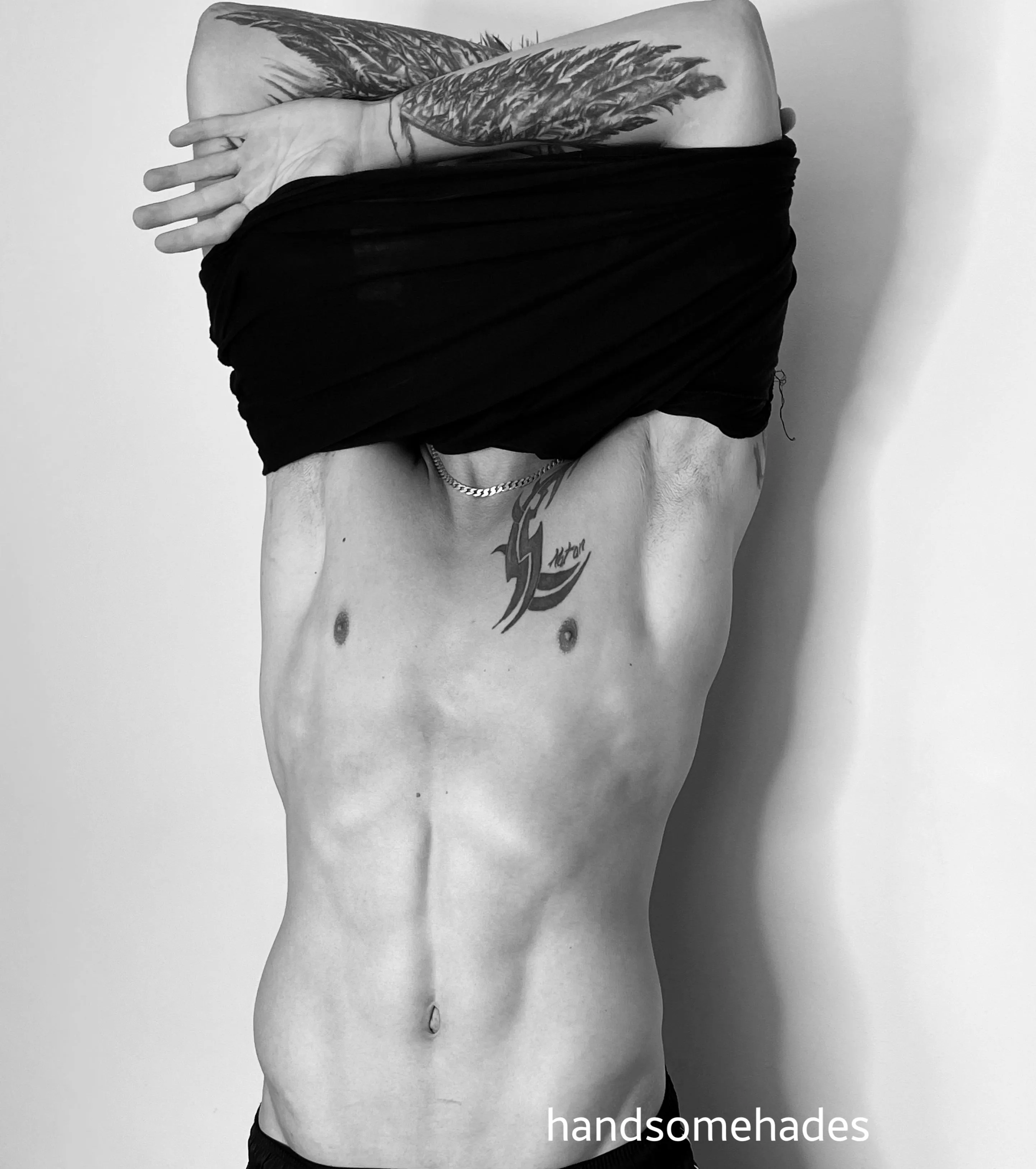 Weather is getting hot, time for the shirt to come off 😏