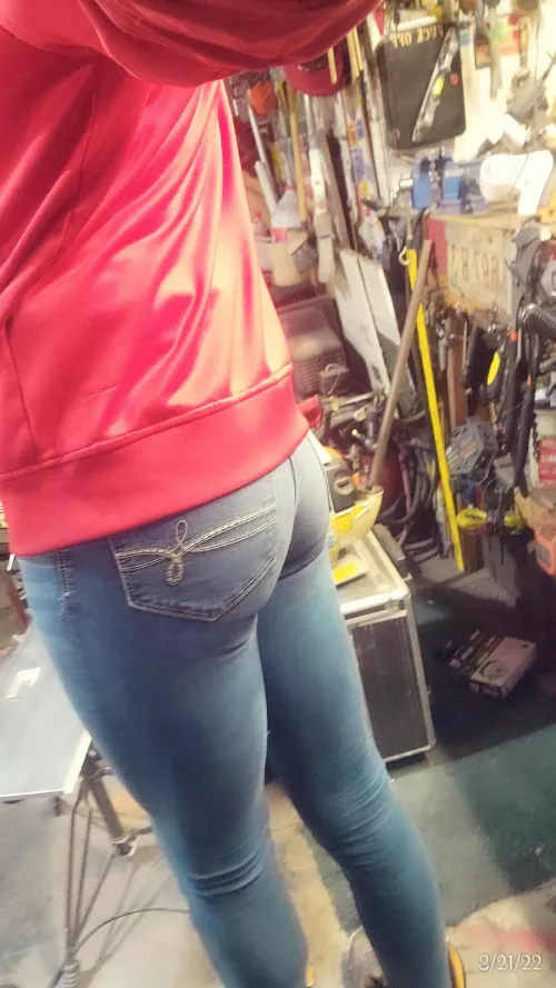 Were in the bathroom and you see me pissing and you can't stop thinking about my juicy booty what would we do next?💦🍑😋