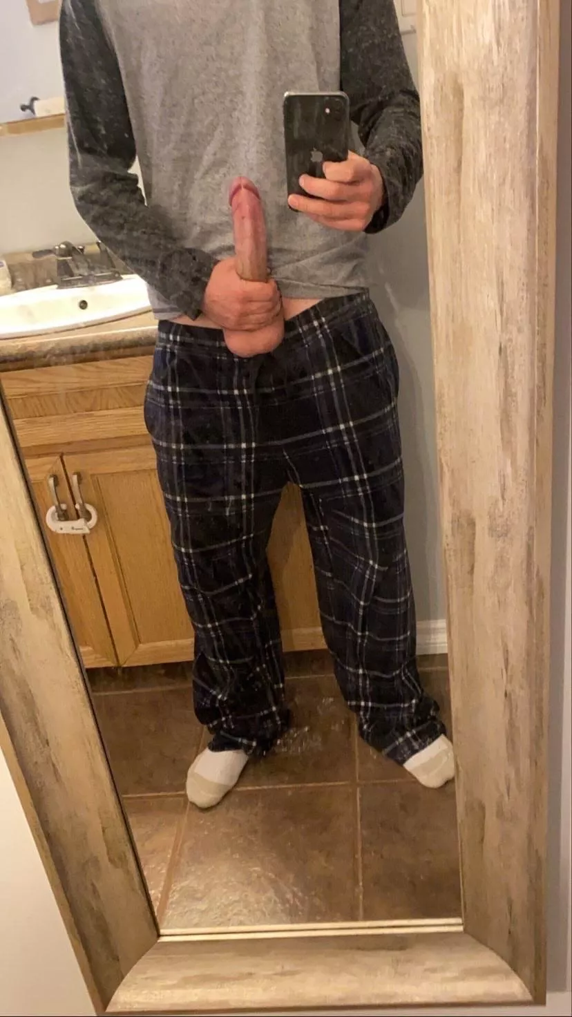 What cucks gonna give up their mom or sister to me? Send me her number and I’ll hit her up 😈