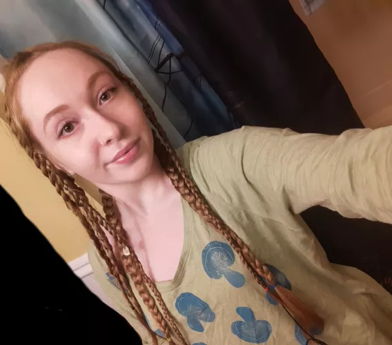 What do you think of the braids? (And yes thank you i did crop the dirty laundry) Visit my profile for more!💚
