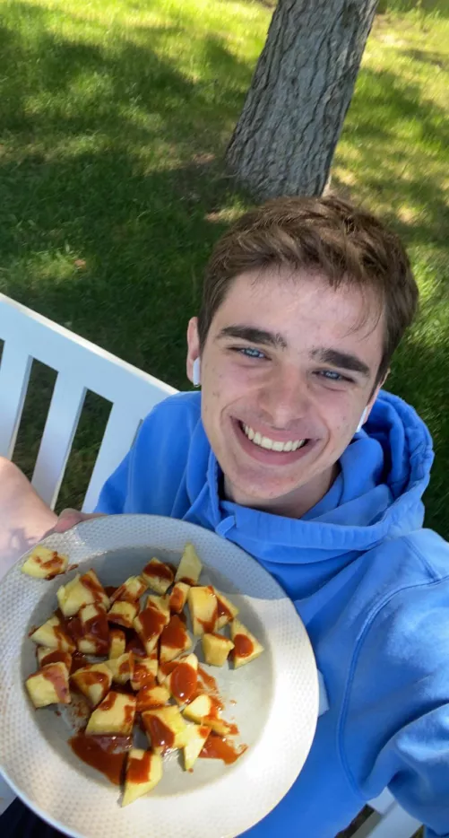 What’s better than eating pineapple in a swing? 😜