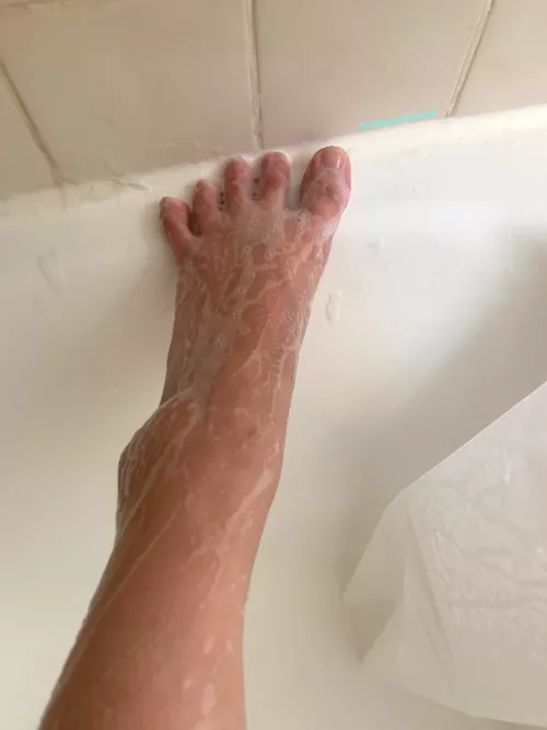 What's better than some soaped up, size 6 asian feet? 🤤💦