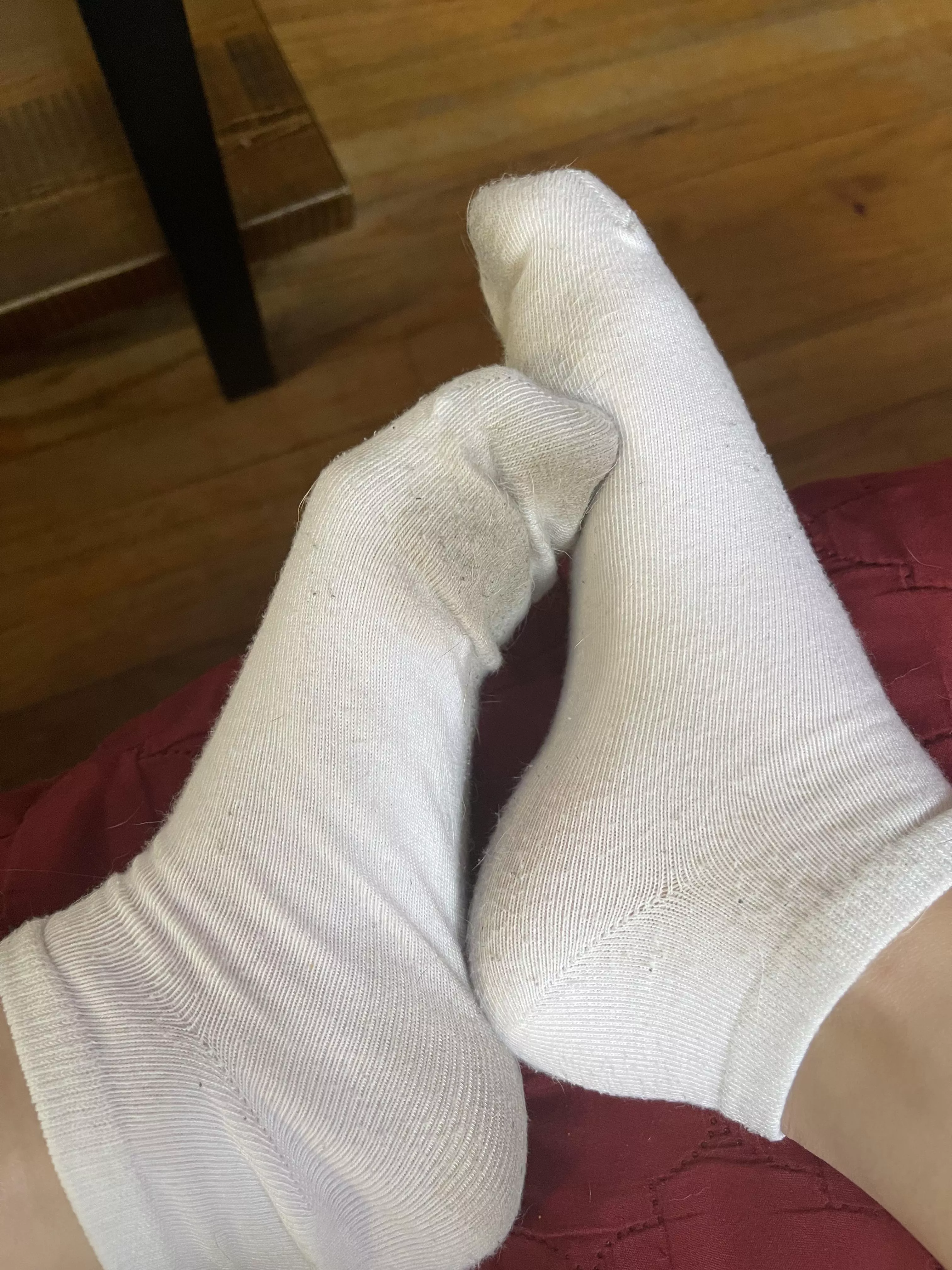 What’s better then some well loved white ankle socks? 😜👣