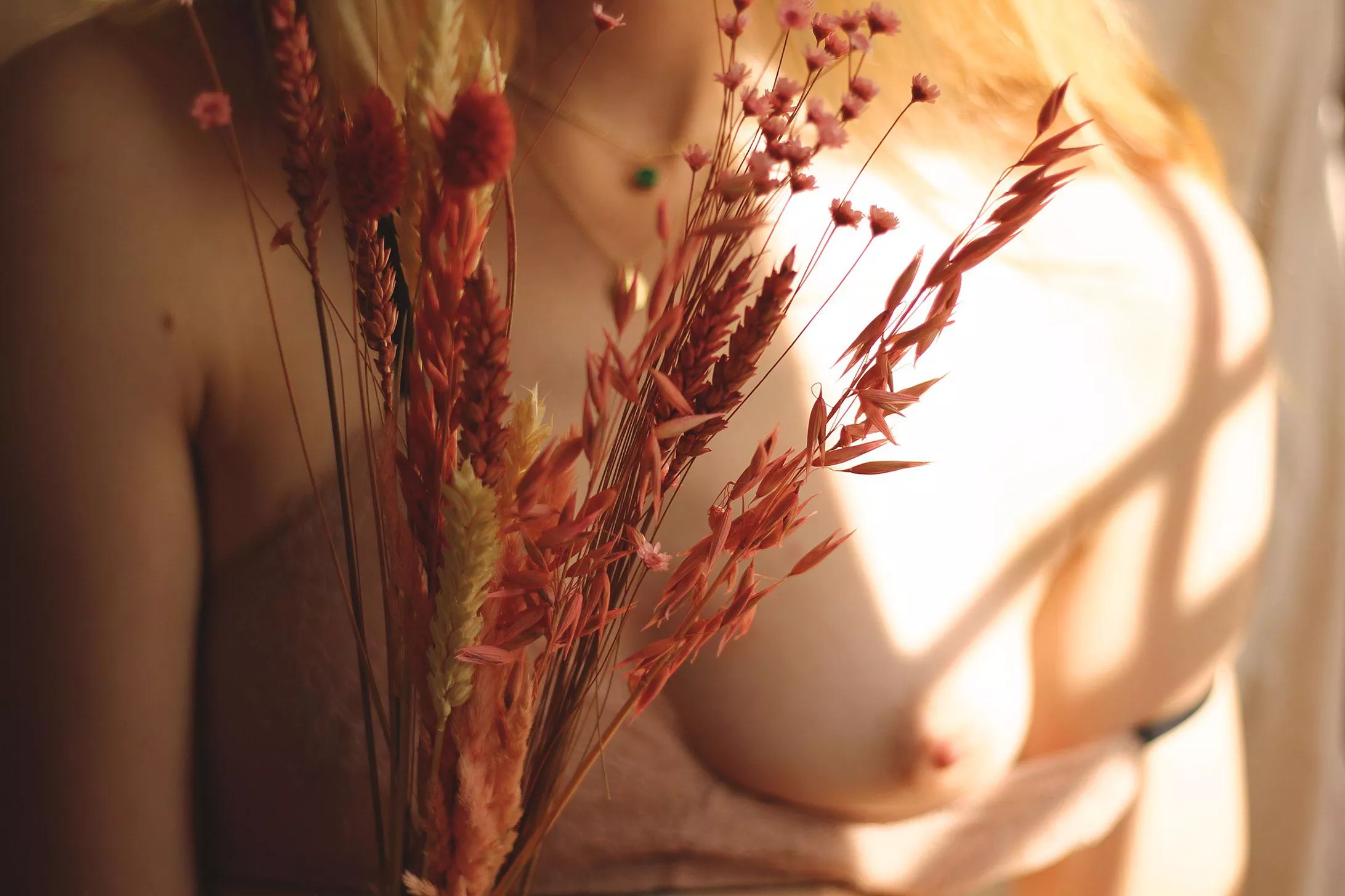 What’s prettier, the flowers or the boob? 😌