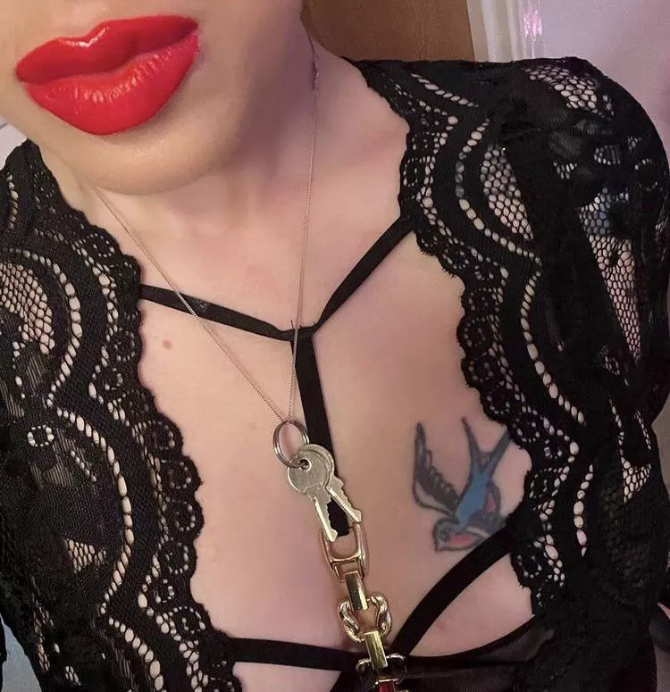 when i have the key on my neck and I wish to have some that’ll be locked for me so I can be his key holder 😈😈