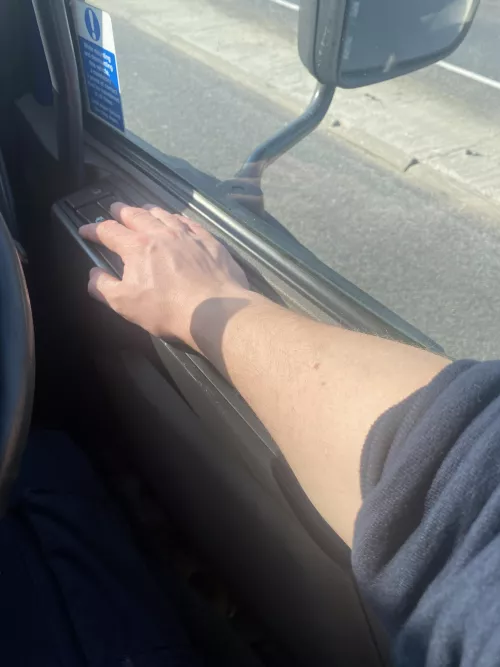 When the sun hits your hand like a big pizza pan, that’sa foré(arm)