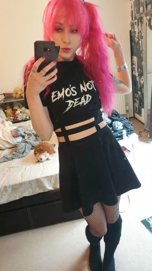 Who agrees with my tshirt? 🖤 p.s, sorry if I'm wearing too many clothes 👉👈