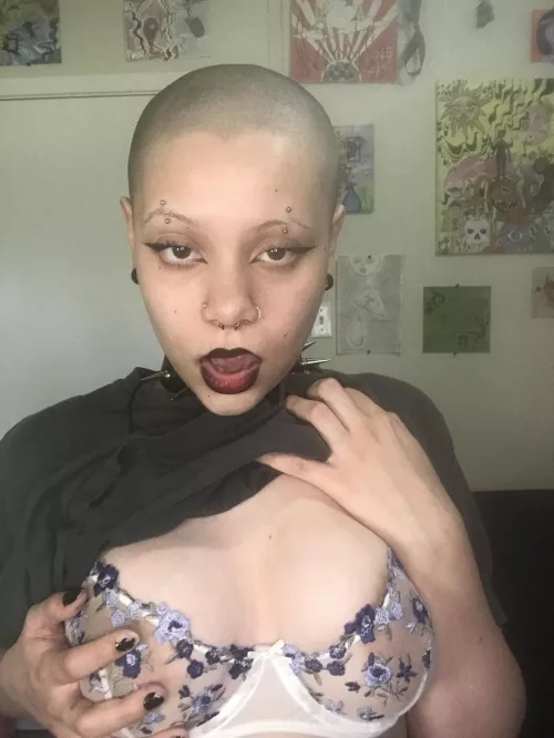 who doesn’t love a bald goth girl?