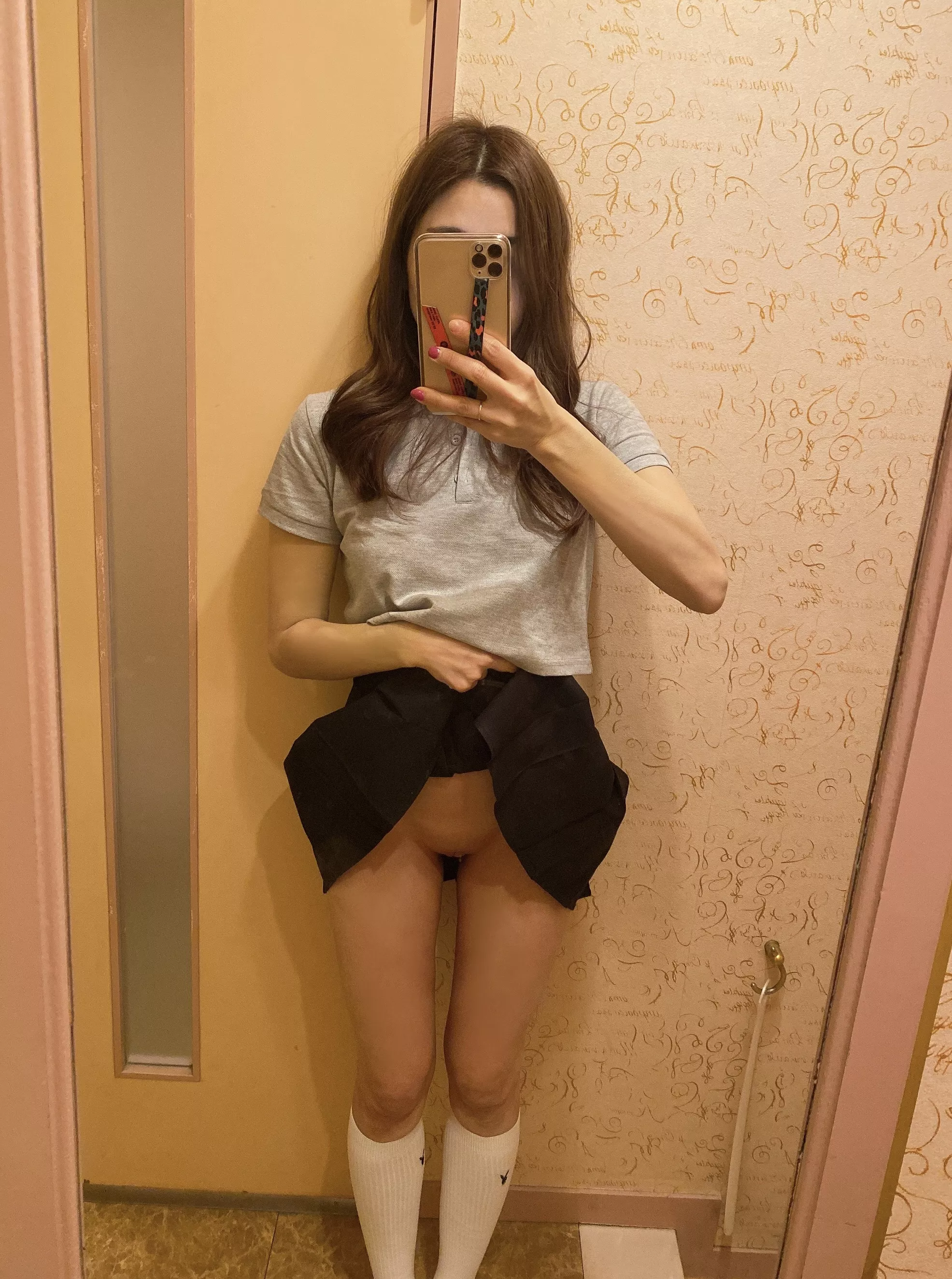 who here likes skirts? I love skirts sometimes the breeze is very refreshing like a nice cup of mint tea if you know what I mean ....... lol