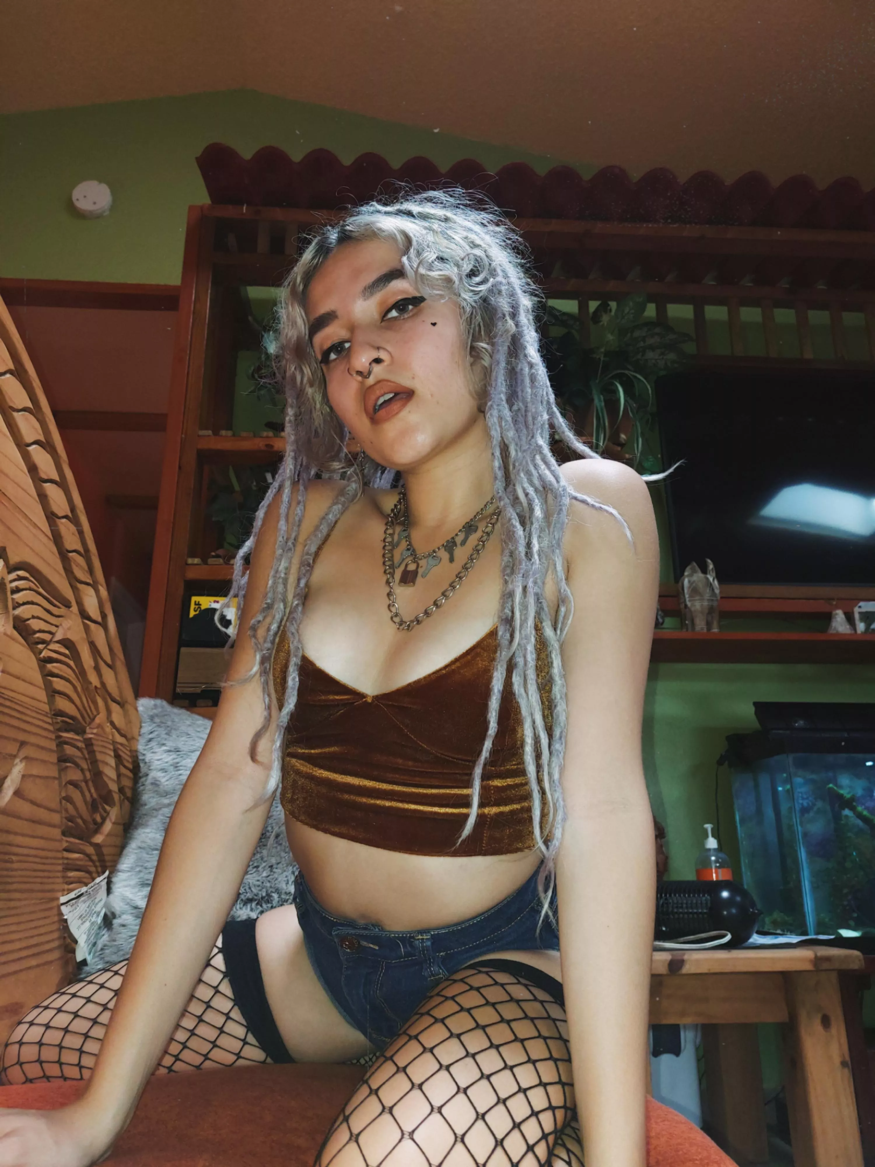 Who likes cute small alt babes here?🖤