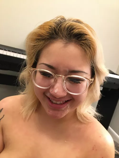 Who likes glasses? 😘