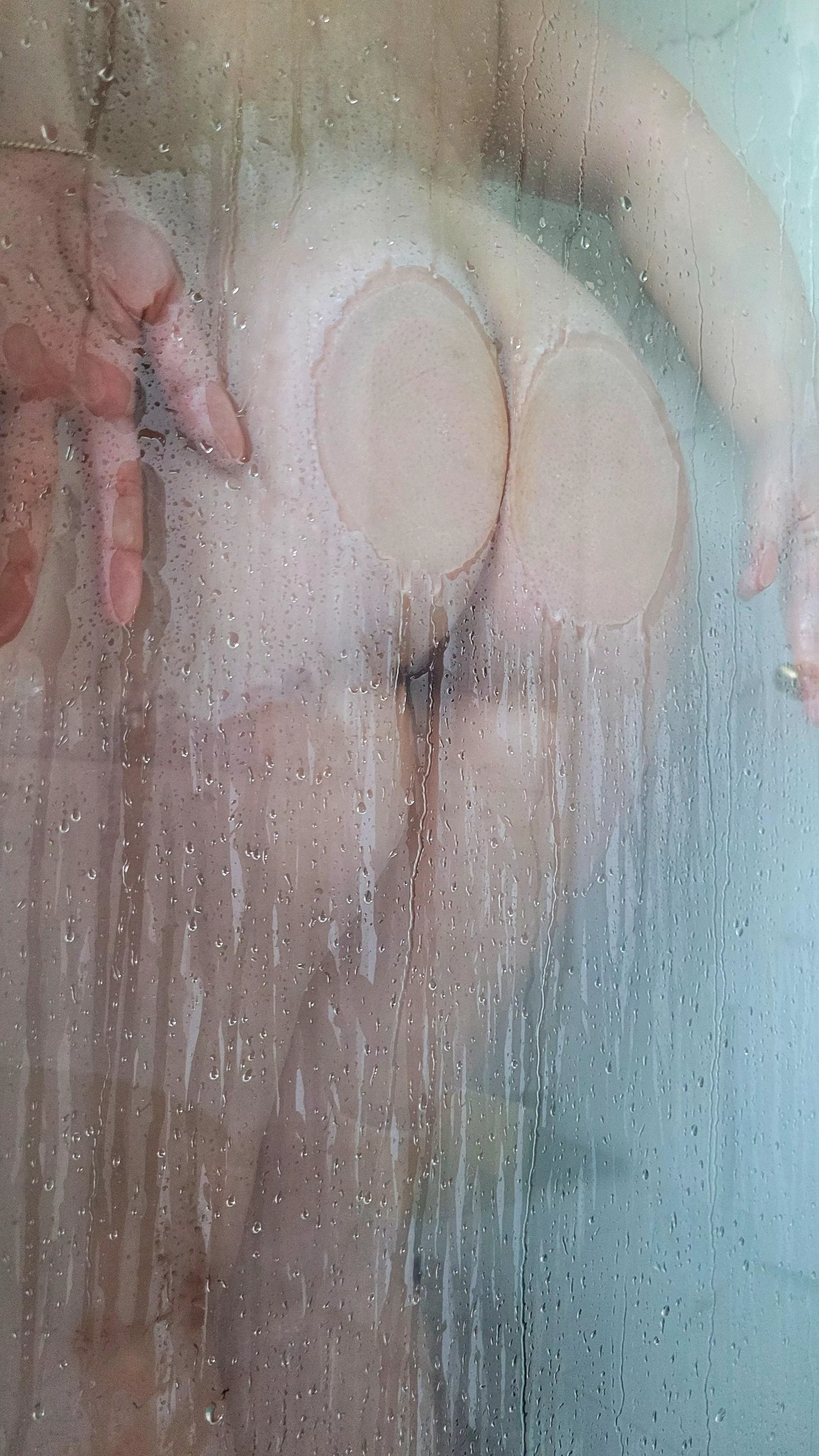 Who said showers are meant to get cleaned? I actually love to get dirty in them 😈😶‍🌫️