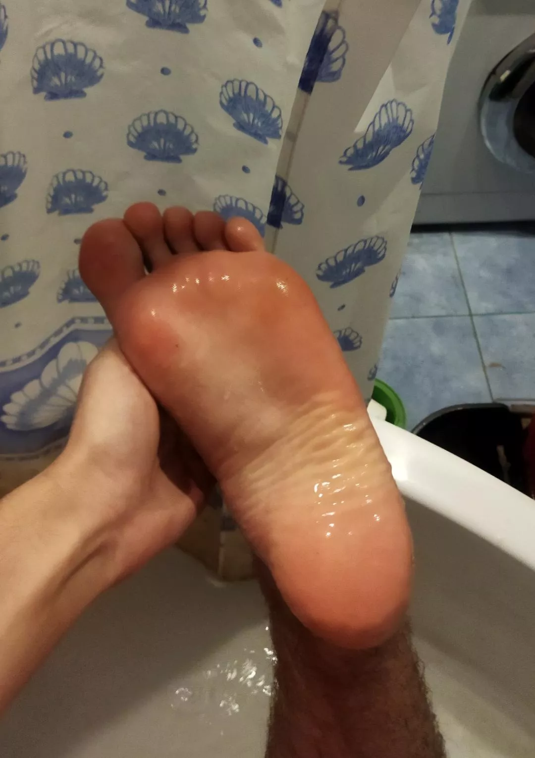 Who wants a footjob?😉
