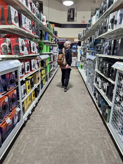 Who wants to come shopping with me ? [f]