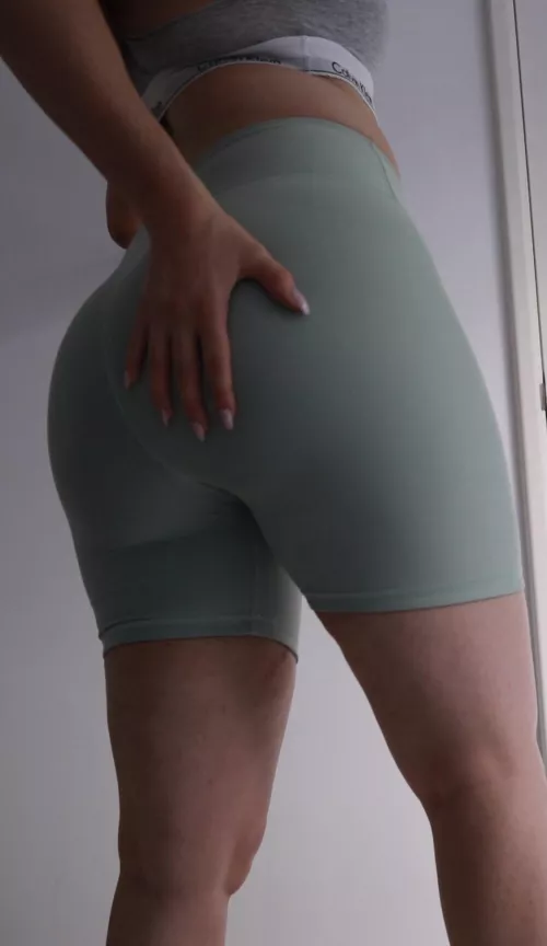 Who wants to come wipe the sweat off? 😈