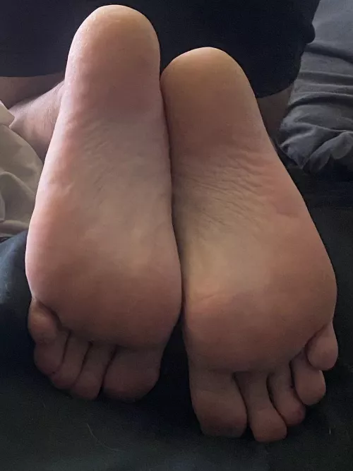 Who wants to lick my feet 👅