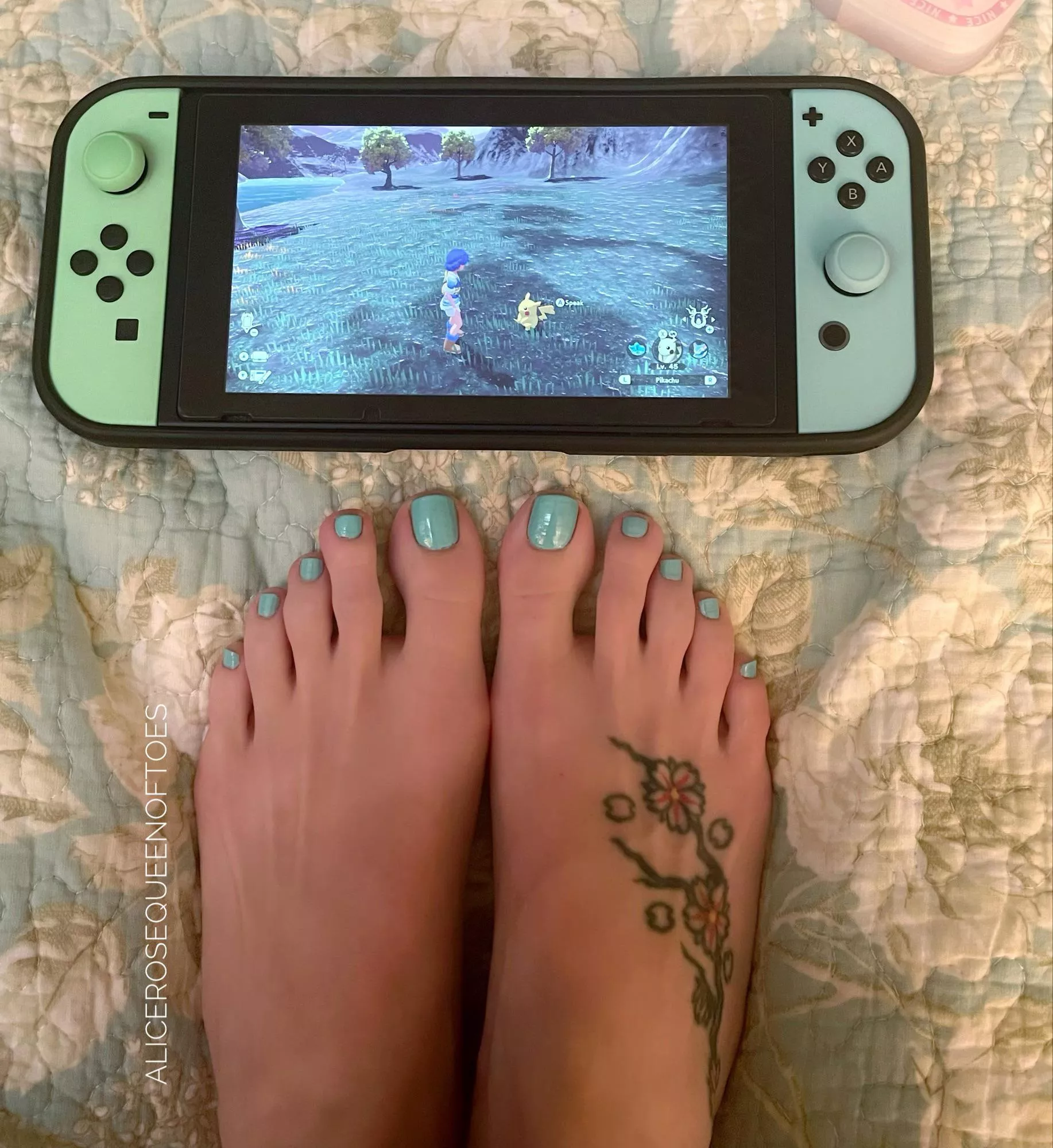 Who wants to play with my feet?? 😍