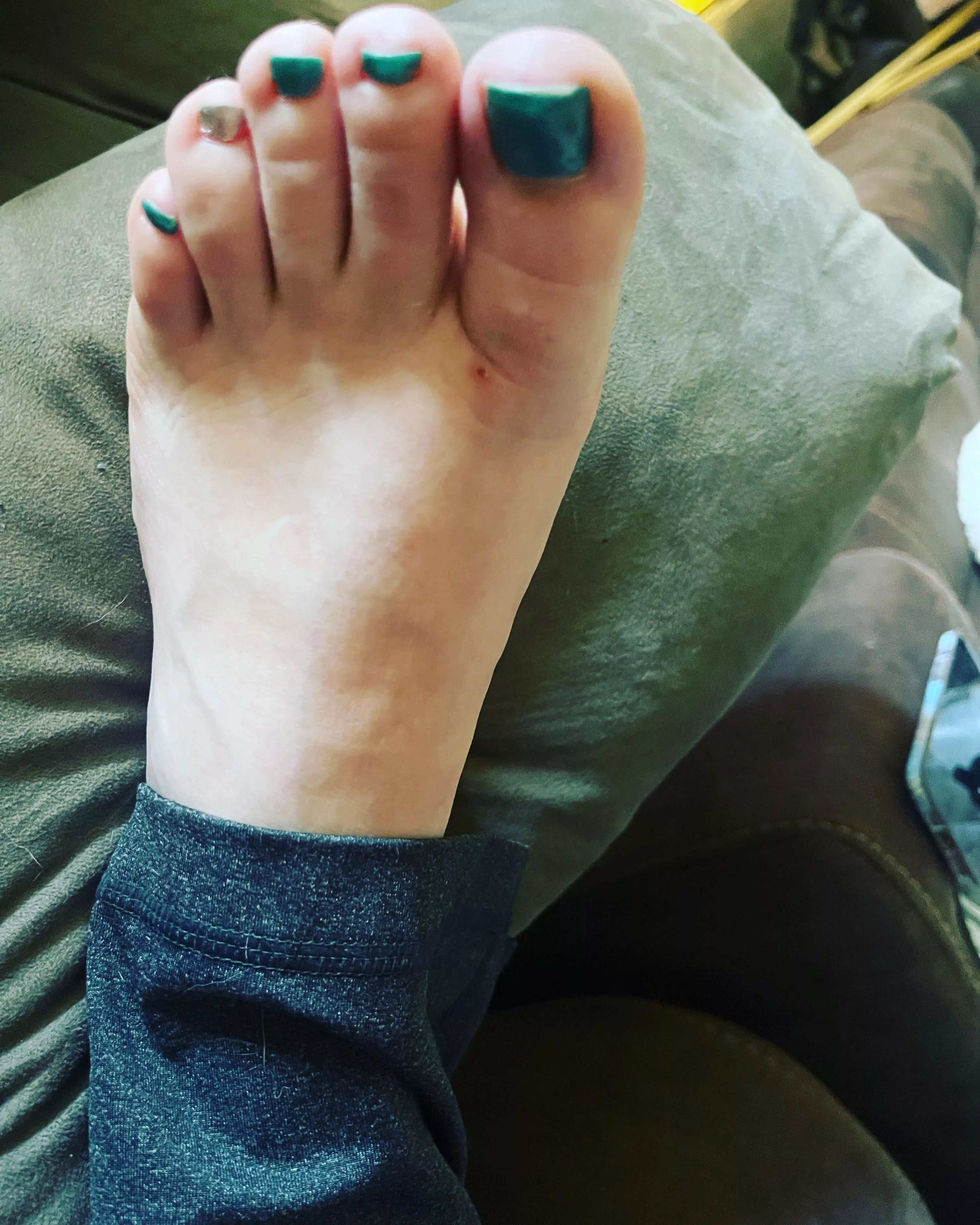 Who wants to suck these toes after a long day at work 😘😈