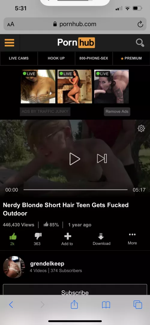 Whoβs the blonde girl????