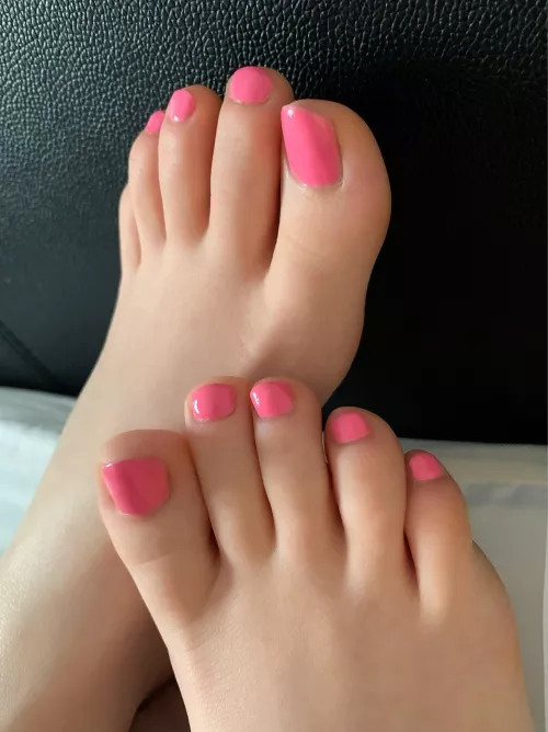 Will you suck or kiss them? 🖤