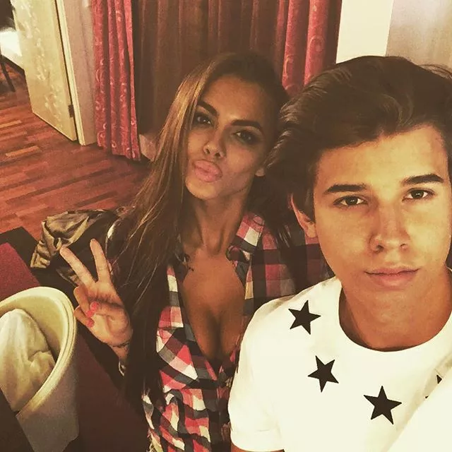 With a child of 16 years. Which is abnormal (Selfie)