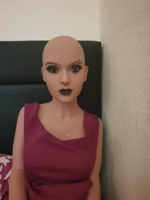 With different makeup she looks the best without a Wig