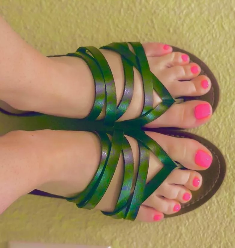 Wonder if there are any late night feet lovers out there? 😉