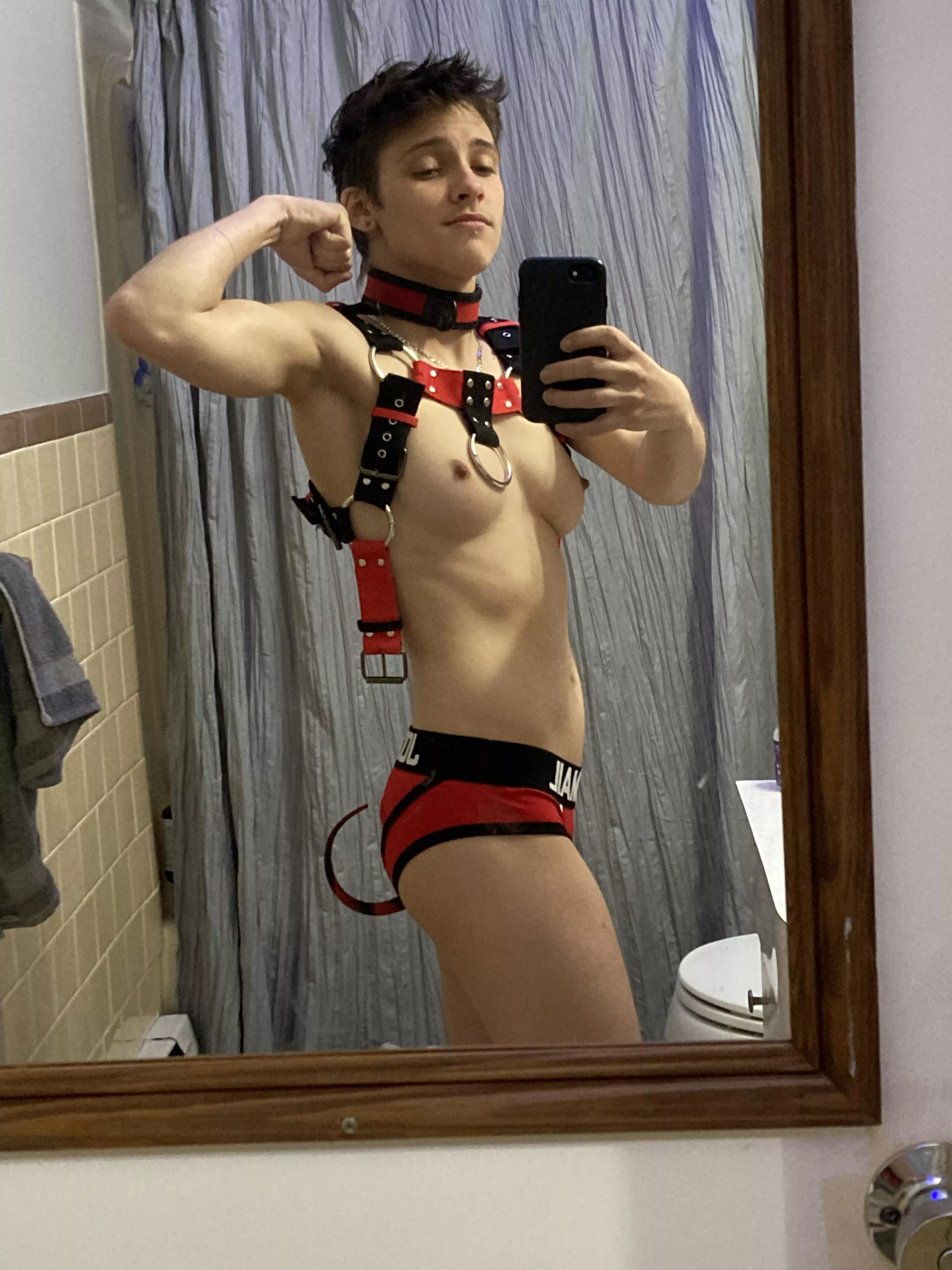 Woof! Head scritches?… pretty please?🥺