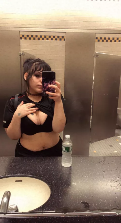 Work selfie ❤️ subscribe to my onlyfans to see me on live tuesdays and I deliver customs ❤️🥰😘