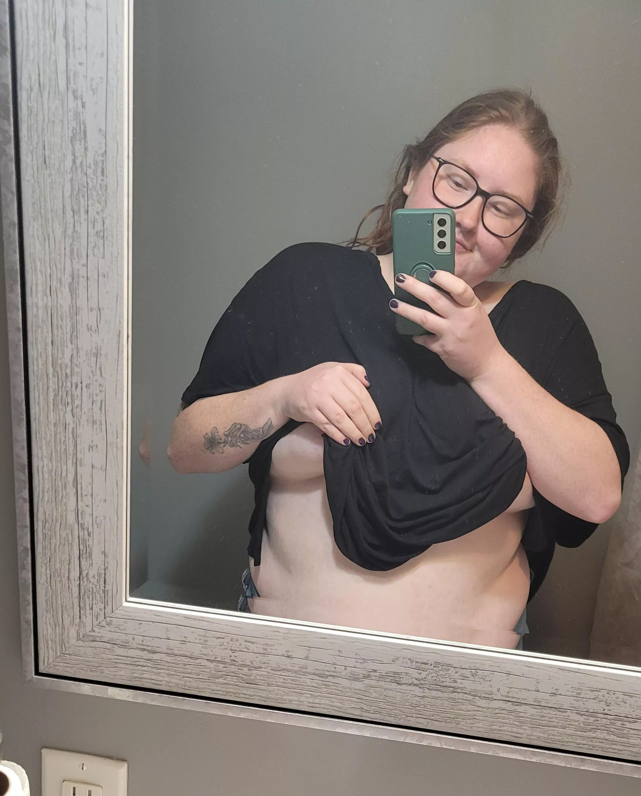 working but who's gunna catch me 🤷‍♀️💋(f)