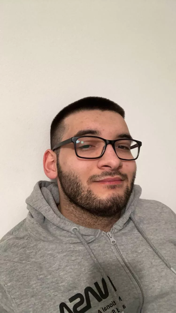 Working on self confidence about my looks✌️ feel free to dm me 😁