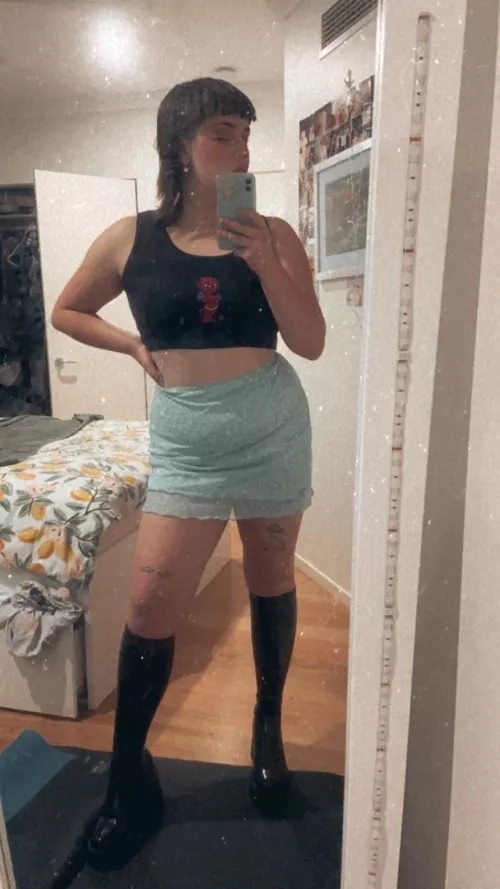 Worship me Loser while I step in you with my boots 🖕🏻