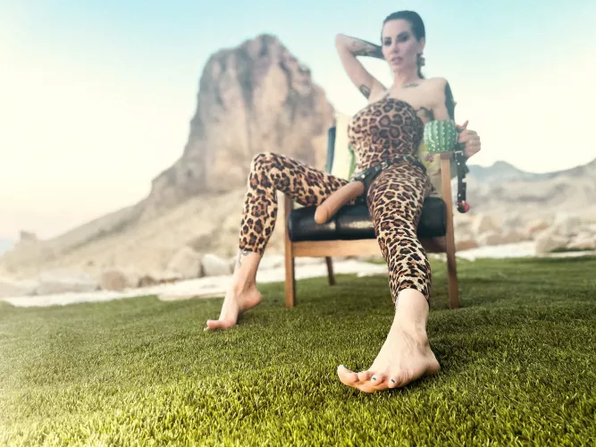 Worship my feet and I will let you eat it! Im into BDSM and I welcome for novice sub!