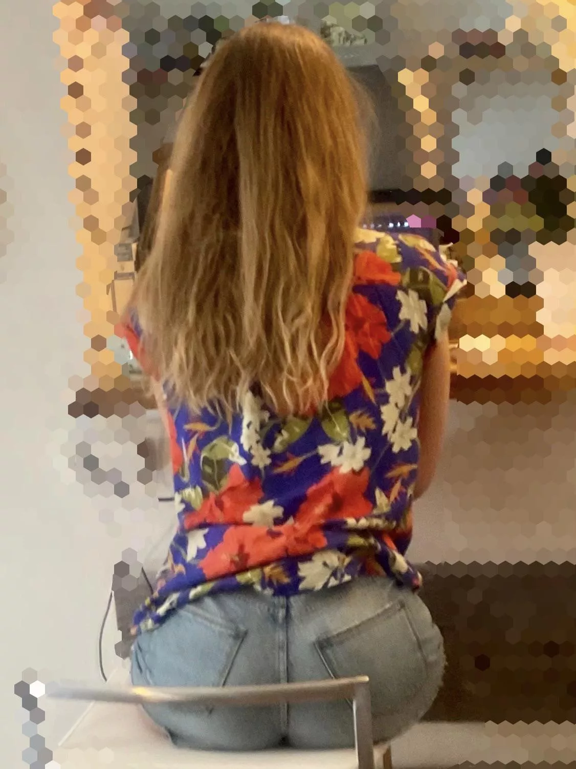 Would this be an enticing view on a bar stool? [F32]