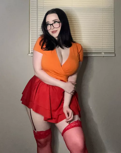 wouldn’t be Velma without thigh highs!