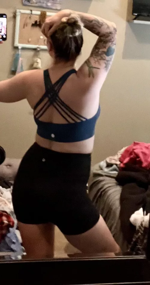 Yoga in tight shorts 👏🏻