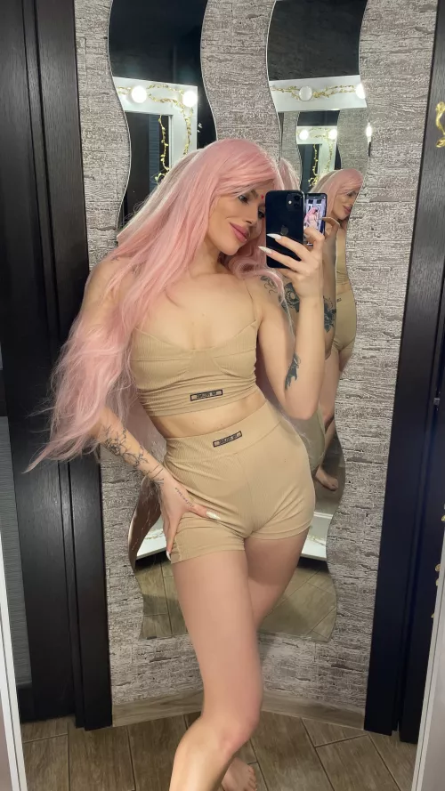 You want to kiss my neck,and I want you to fuck me will you be satisfied😊