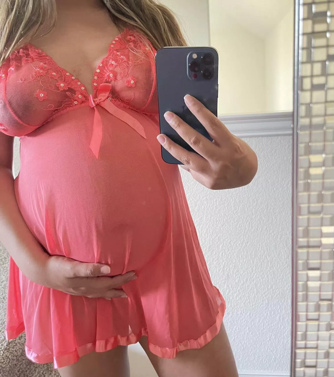 Young soon to be mom , trying something new what do y’all think 😇