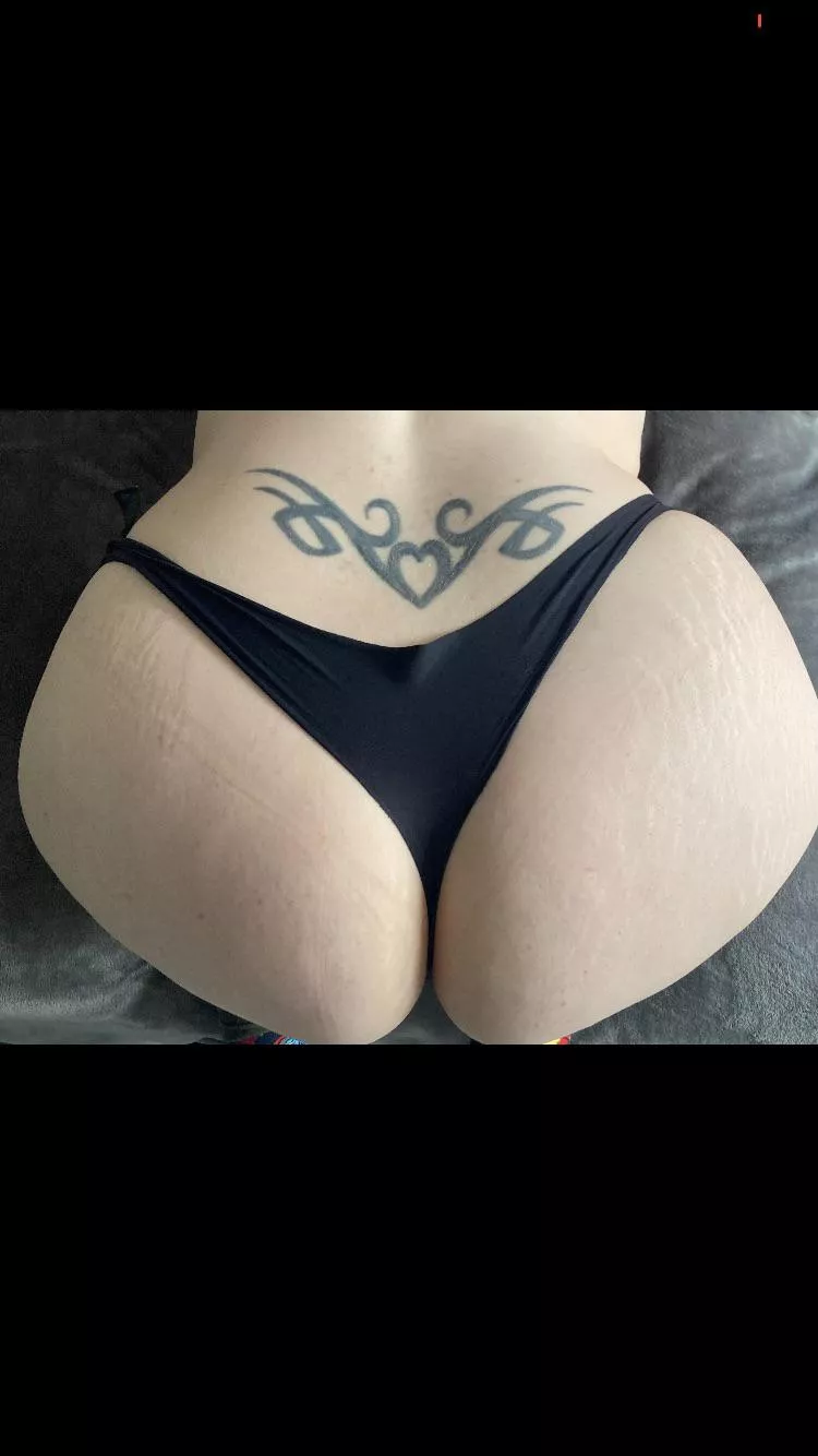 Your handprint would look good on my ass don’t you think? 😈