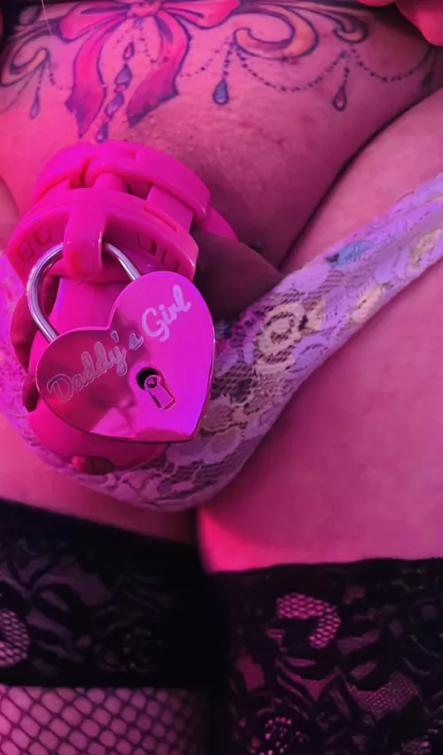 Zoom in to see my owner and gf in the lock reflection 🙈🙈