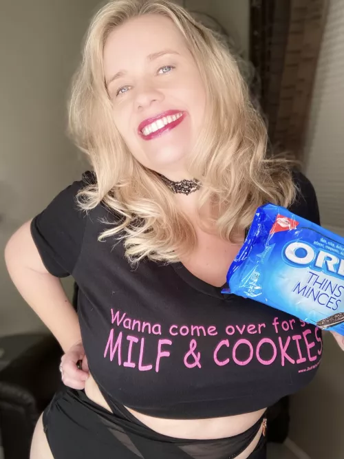 (41) Wanna come over for some milf and cookies? 💋 (41) Wanna come over for some milf and cookies? 💋