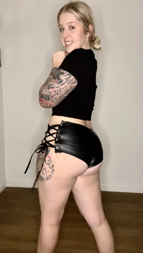 Are you looking at my sleeve or my ass? 😉 Are you looking at my sleeve or my ass? 😉