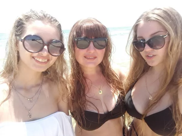 Daughter - Mom - Little Daughter. Which one would you fuck in front of me? Daughter - Mom - Little Daughter. Which one would you fuck in front of me?